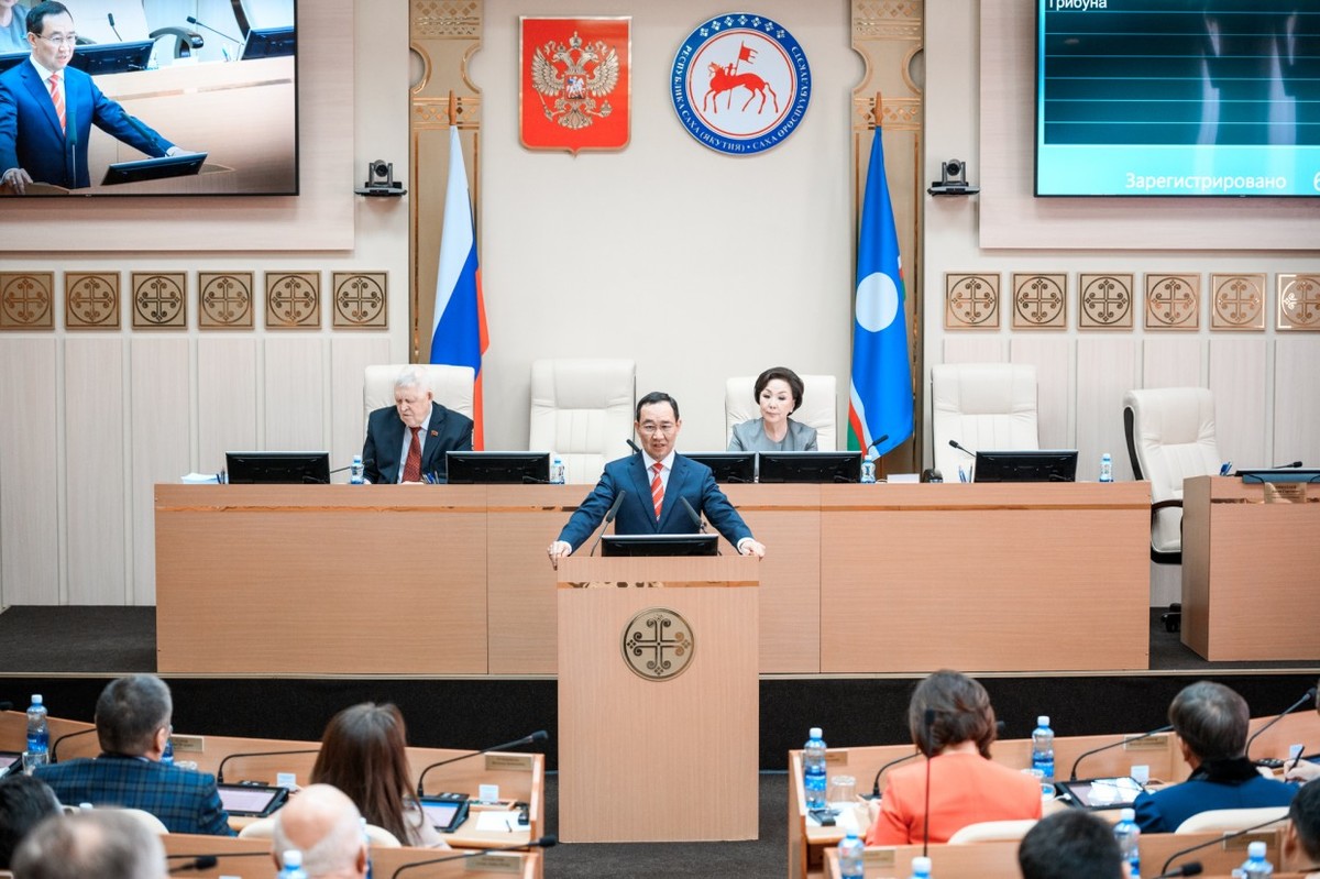 Сегодня Айсен Николаев выступит с отчётом об итогах деятельности исполнительных органов госвласти за 2019 год