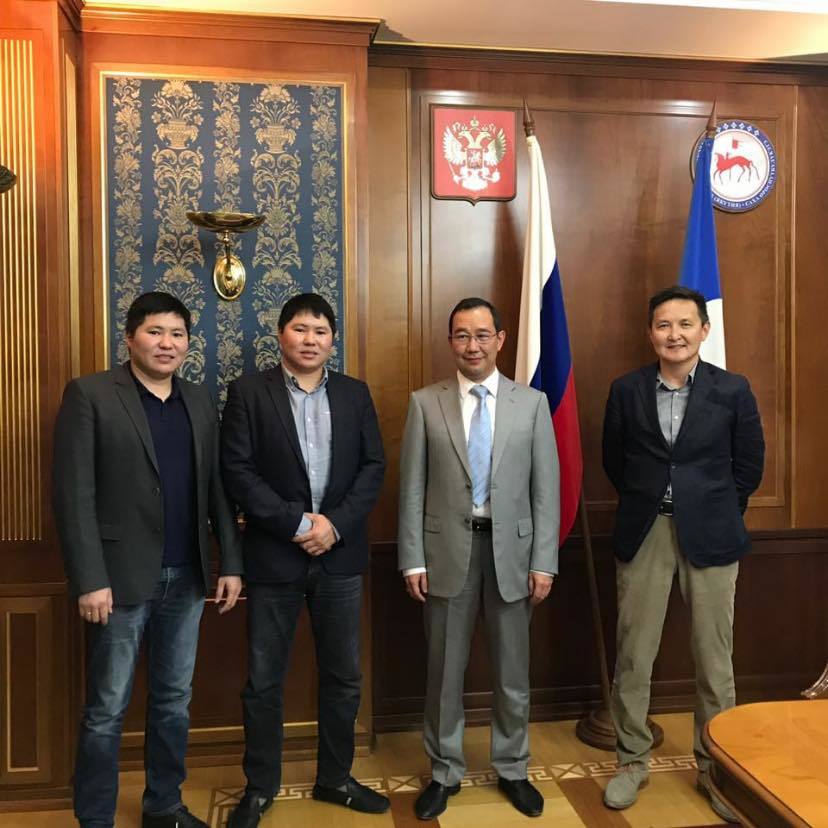 Айсен Николаев наградил предпринимателей, внесших значительный вклад в борьбу с коронавирусом