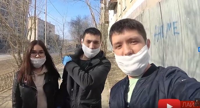 Трое ребят сшили и раздали защитные маски жителям Якутска