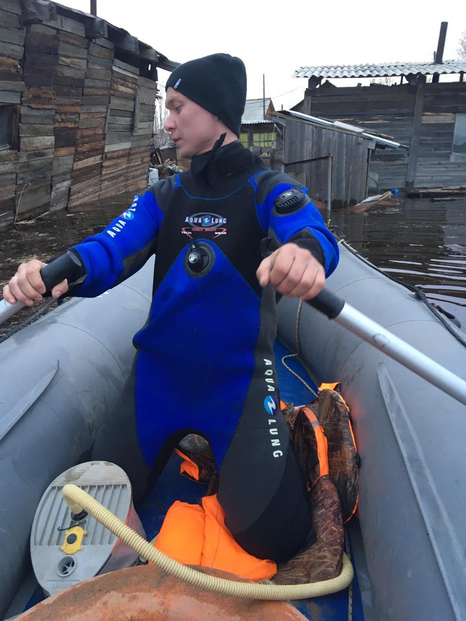 Спасатели эвакуируют людей с затопленных территорий