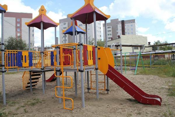 Допустимы торговля при наличии отдельного входа и совершение прогулок не более 2-х человек