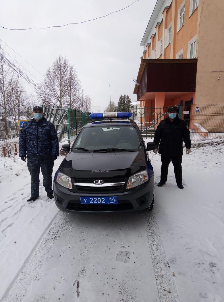 В Алданском районе росгвардейцы эвакуировали 88-летнюю женщину из горящего дома