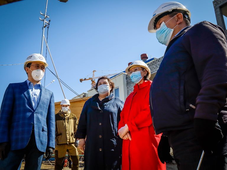 Айсен Николаев проверил строительство социальных объектов