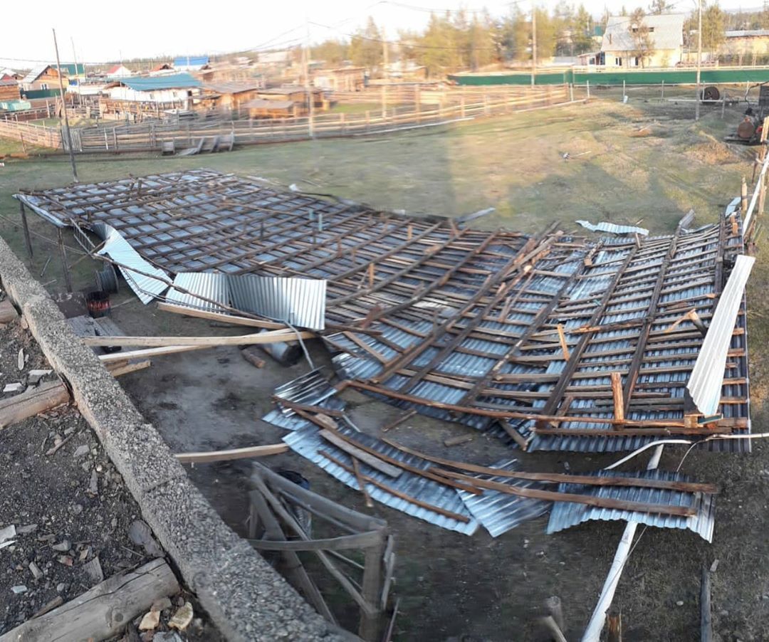 В Верхоянском улусе мужчину насмерть задавило сорванной крышей