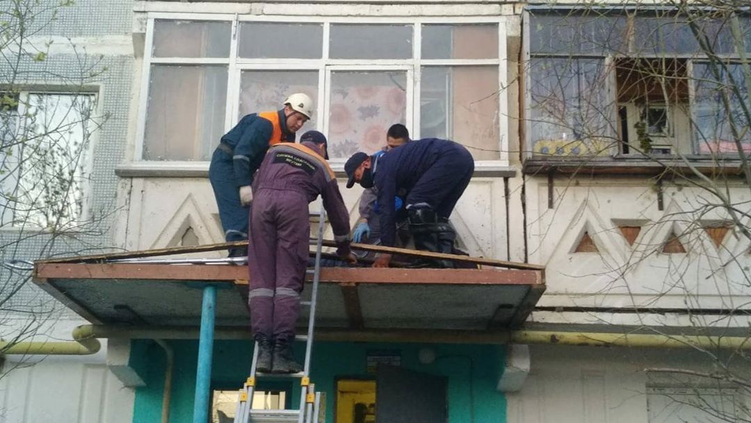 В Якутске мужчина сорвался со второго этажа,  пытаясь выбраться на веревке из галстуков