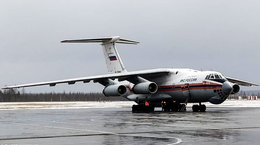 В Якутию на борту самолета МЧС прибыла группа врачей и технических специалистов для оказания медицинской помощи