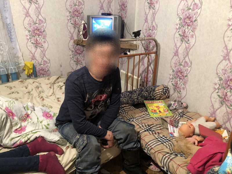 В Среднеколымске родители ради пьянки бросили детей, в том числе  6-месячного малыша