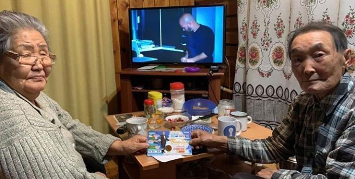 Якутскому пенсионеру, выигравшему в новогоднем "Вечере чудес" квартиру, наконец, вручили ключи