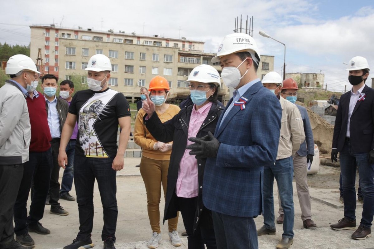 Айсен Николаев и Сардана Авксентьева проверили ход строительства двух школ города Якутска