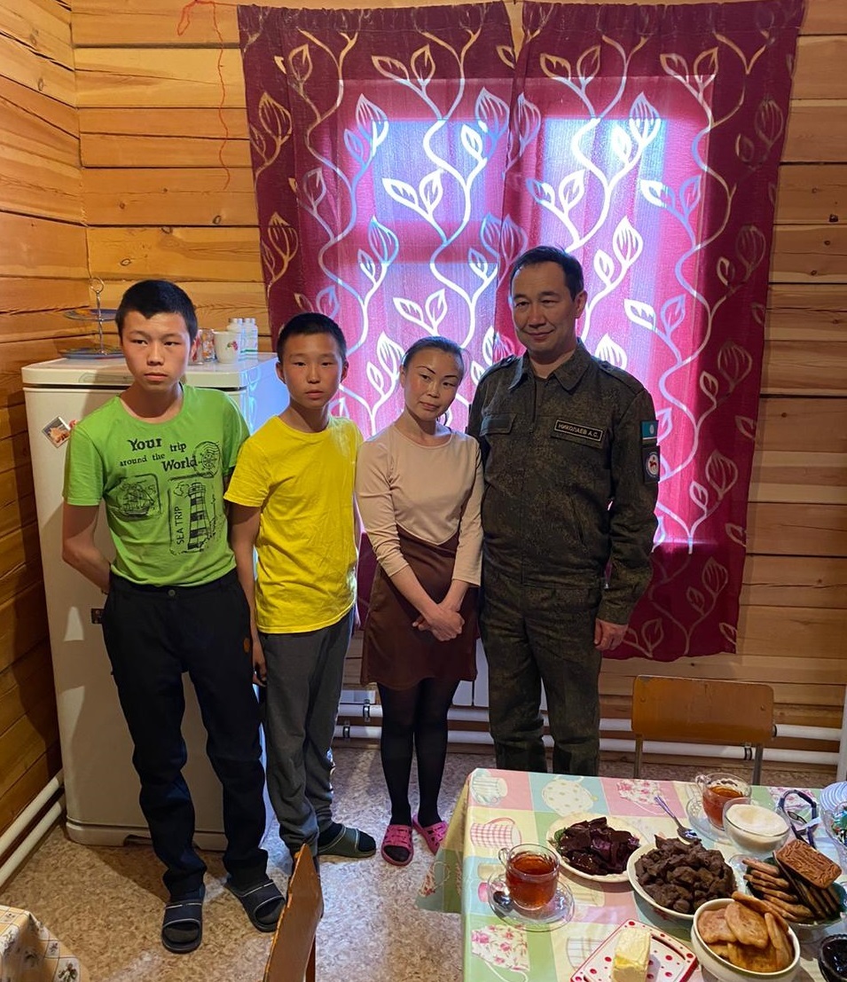 В селе Берёзовка Айсен Николаев посетил многодетную семью