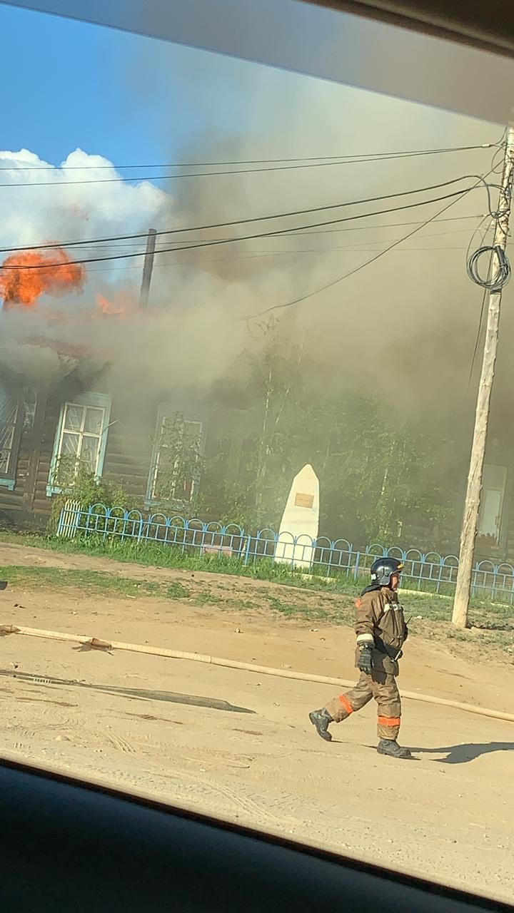 Видеофакт: В Мархе горит здание общежития