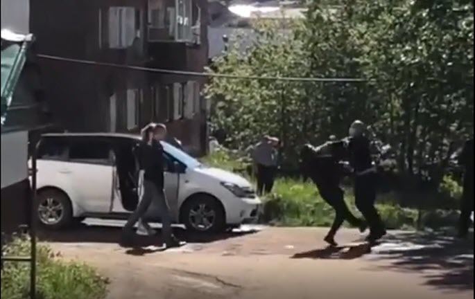 Разбирательство полицейских с пьяной компанией в Якутии попало на видео