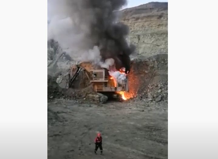 Видеофакт: Сгорел экскаватор в карьере Нюрбинского ГОК