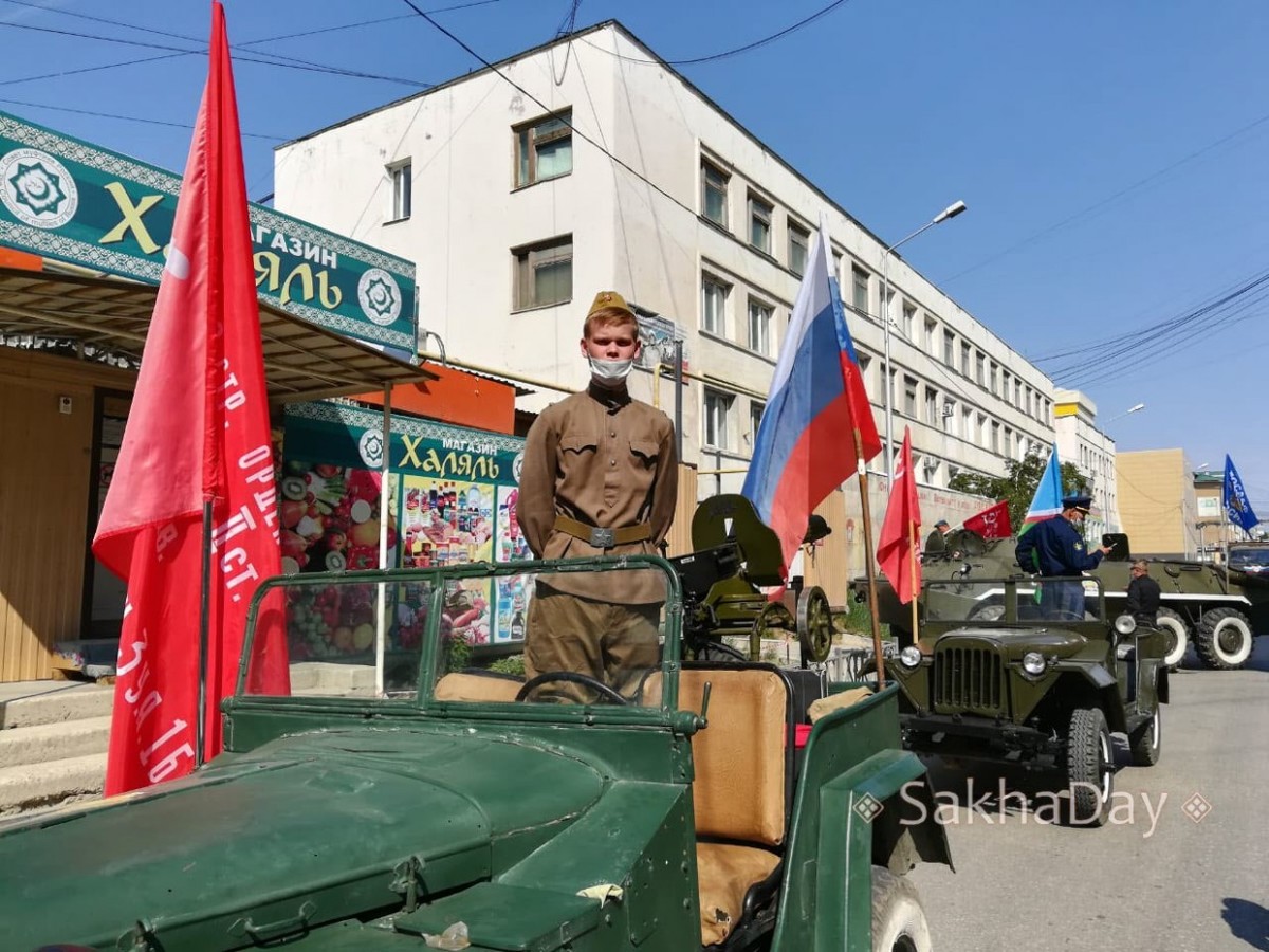 Видеофакт:  По центру Якутска проследовала колонна военной техники