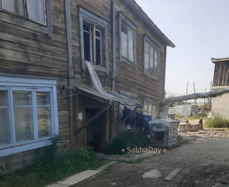 Видеофакт: В доме на 17 квартале в Якутске отходит стена