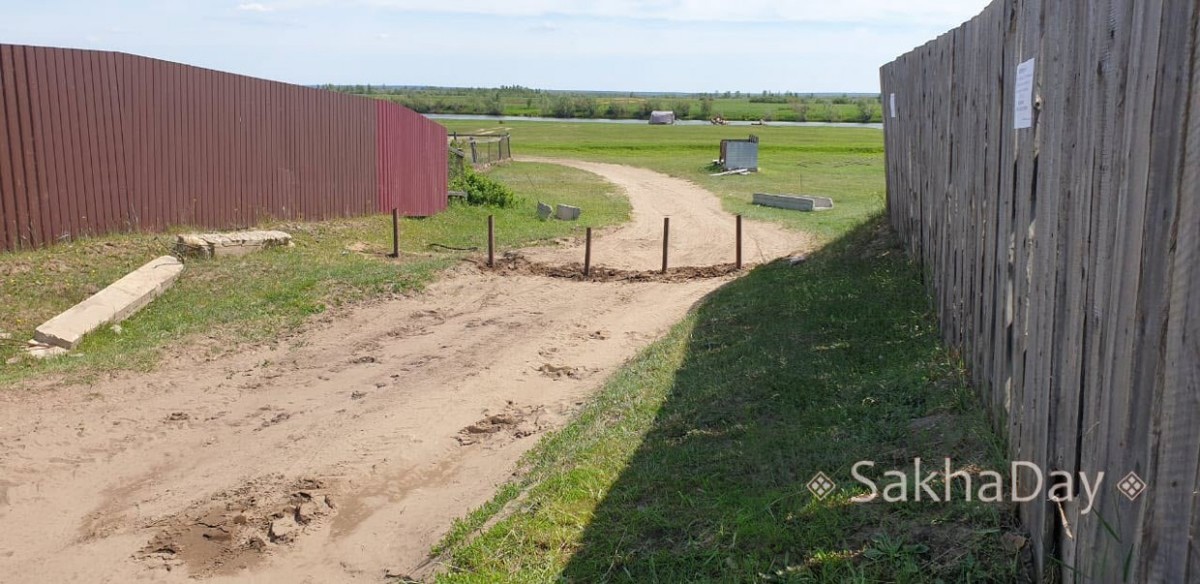 «Трубы снесли, поставим бетонную конструкцию». Жители села Тулагино борются с отдыхающими