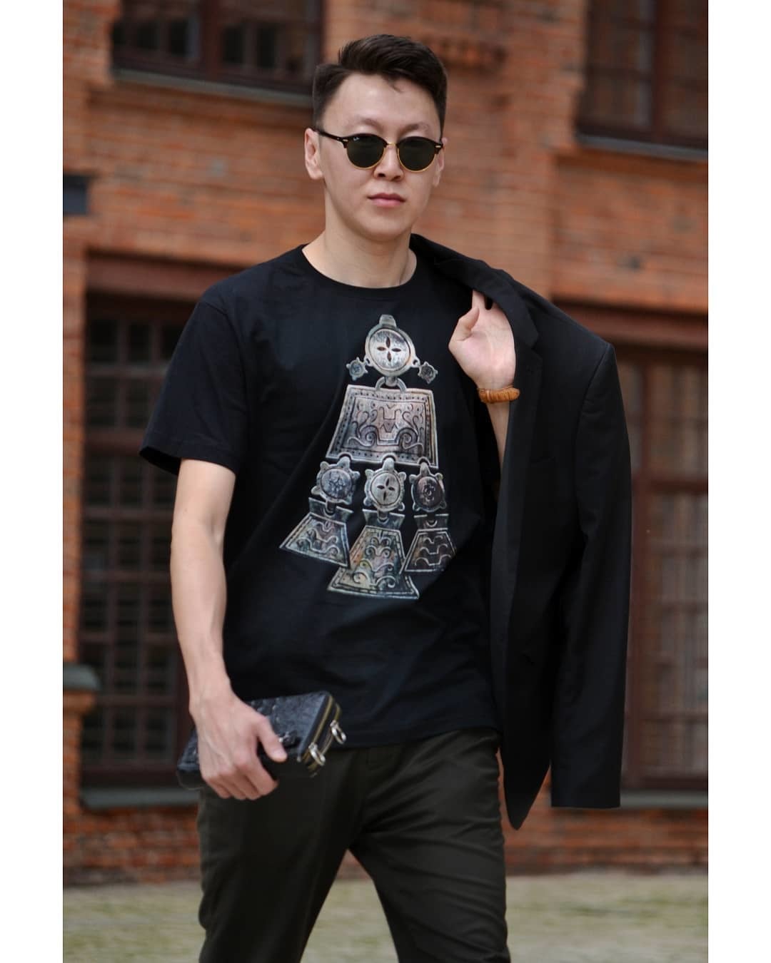 Якутский художник представил коллекцию футболок с репродукциями своих работ