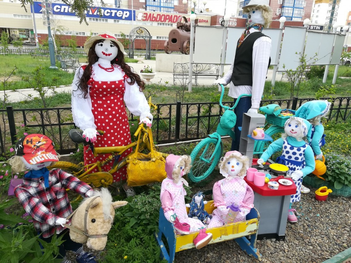 Фотофакт: В Якутске жильцы украшают свои дворы цветами