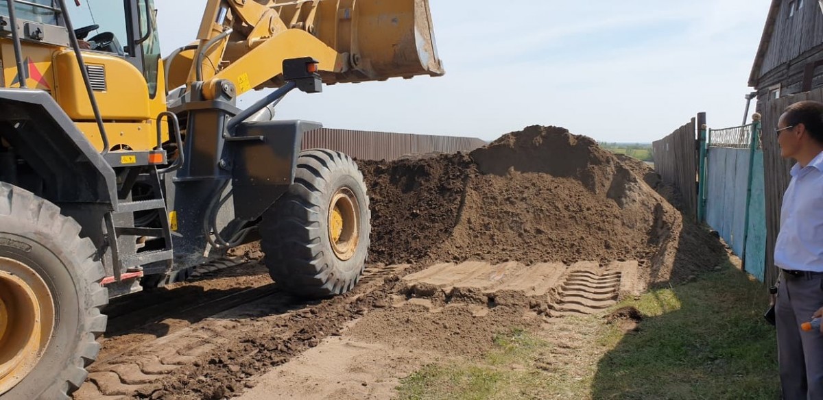 Фотофакт: В Тулагино продолжают строить баррикады от купальщиков