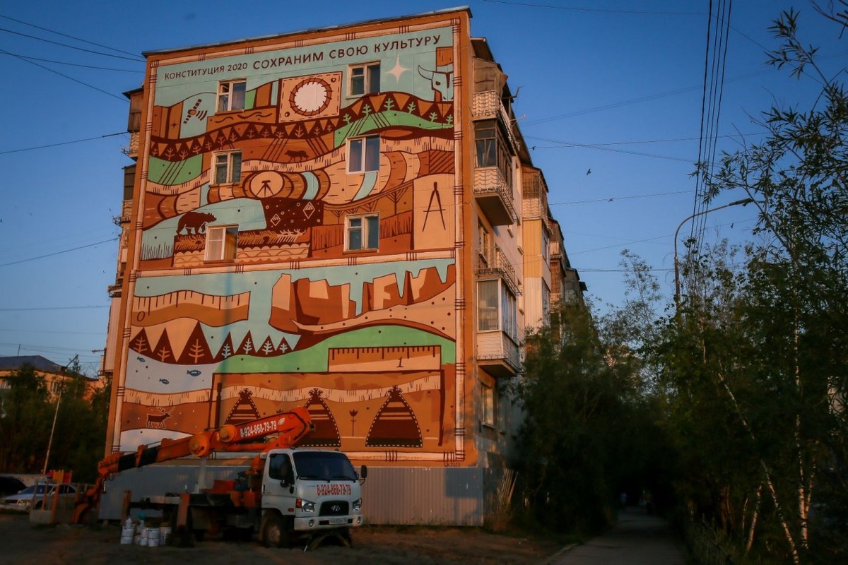 Якутские художники нарисовали муралы в преддверии голосования по поправкам в Конституцию РФ