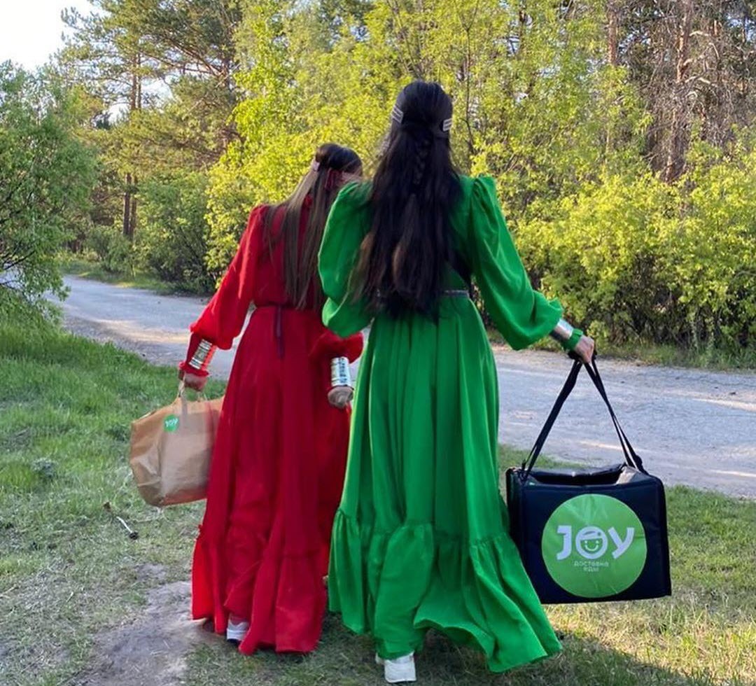 "Мы хотели поднять горожанам настроение и поздравить с  наступающим Ысыахом!" В Якутске пиццу приносят девушки в национальных костюмах