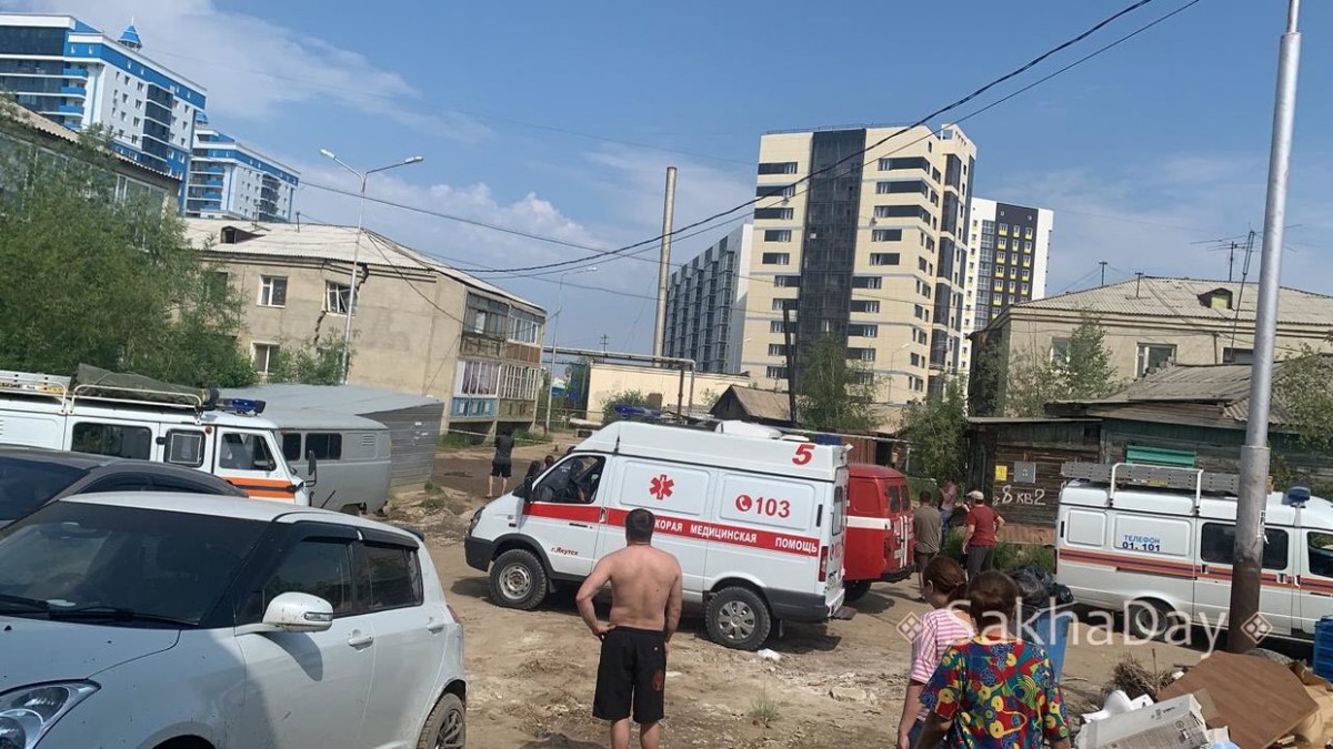 "Здание раскалывается надвое на наших глазах". В Якутске рушится дом