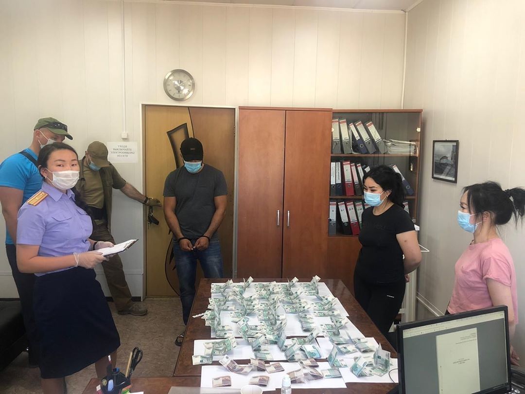 В Якутске мужчина предложил взятку за место на рынке. Возбуждено уголовное дело