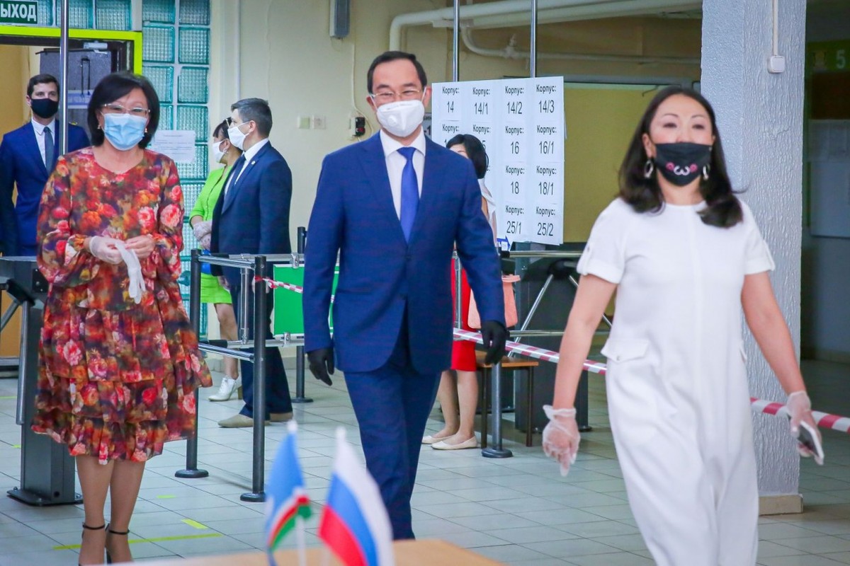 Глава Якутии и мэр Якутска приняли участие в досрочном голосовании по поправкам в Конституцию РФ