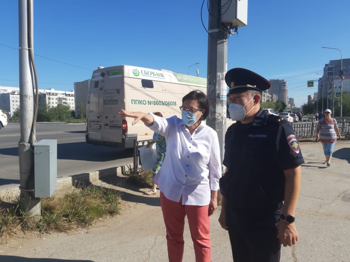 Сардана Авксентьева осмотрела перекресток Дзержинского и Кальвица вместе с дорожными инспекторами