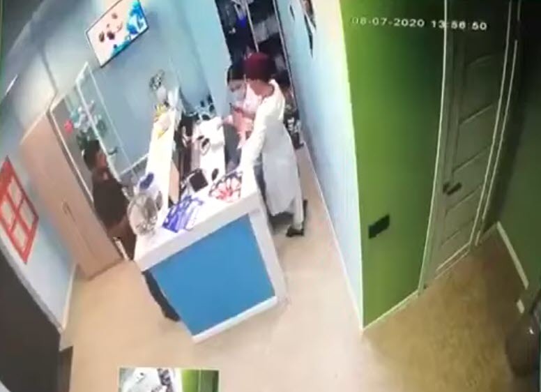 Видеофакт: В Якутске на медика стоматологической клиники напал ее знакомый