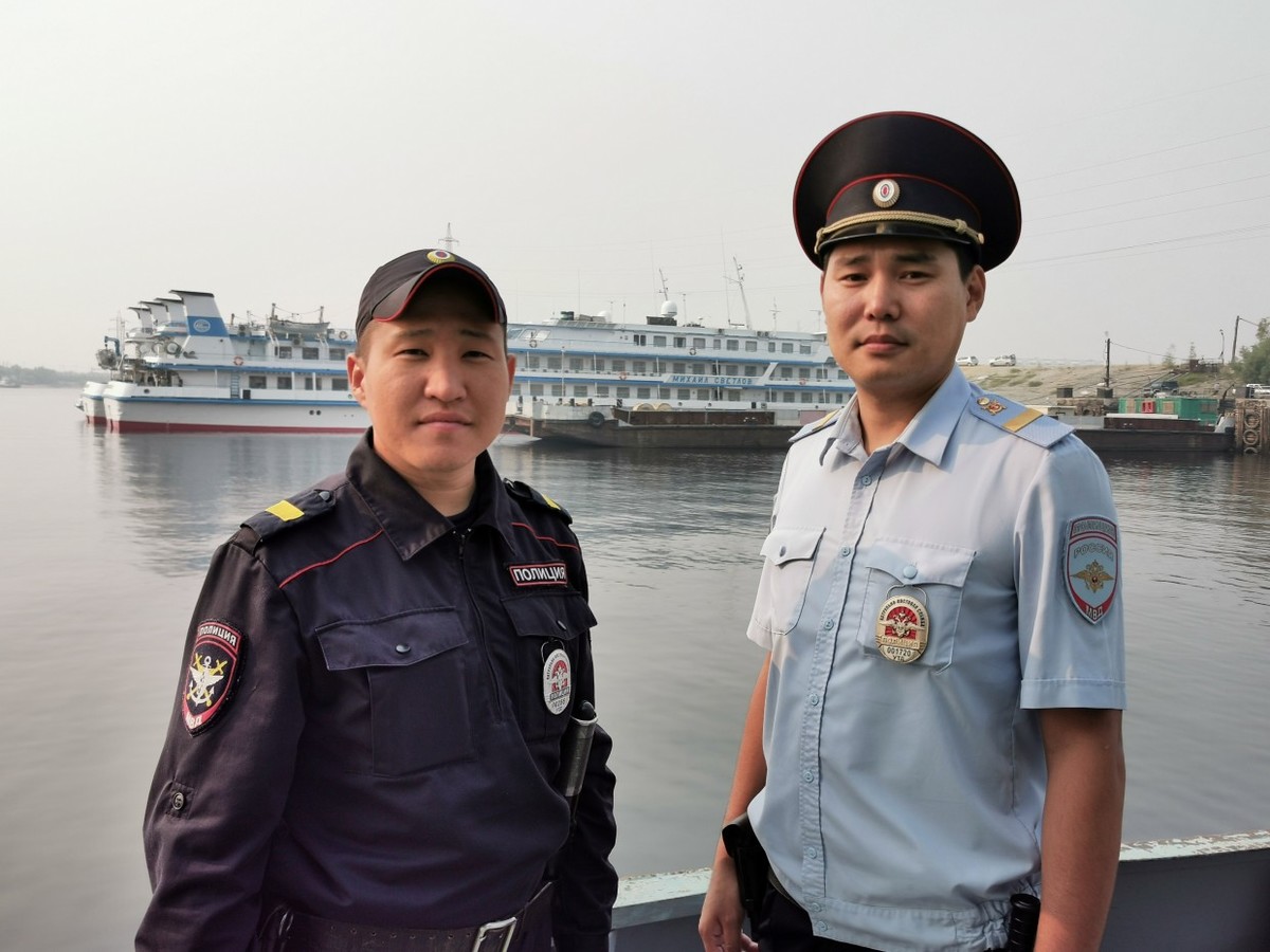 В Якутске полицейские спасли тонущего подростка