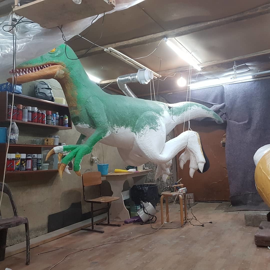 Видеофакт: Якутянин закончил работу над динозавром Блю