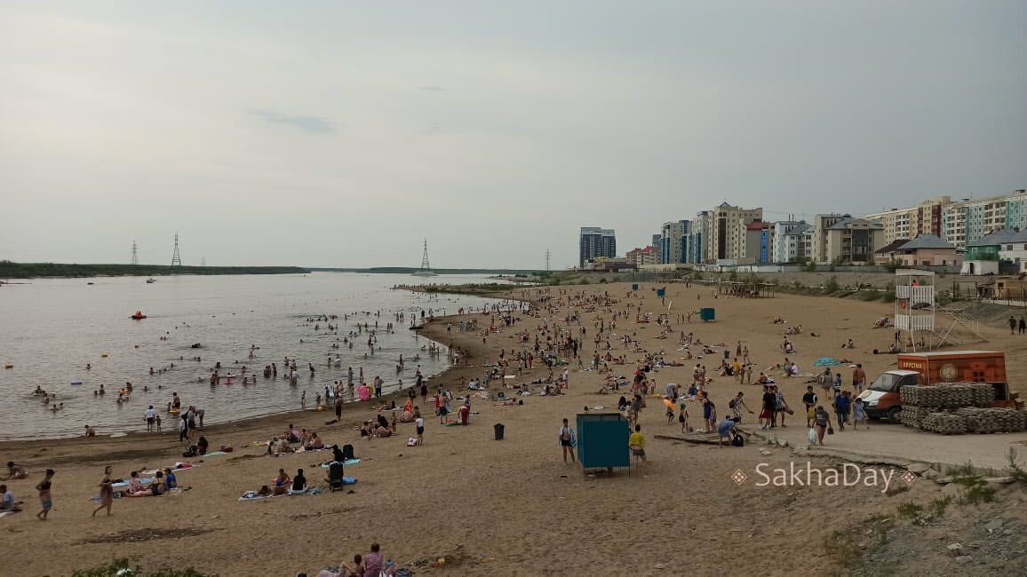Фотофакт: Пляж в Якутске переполнен