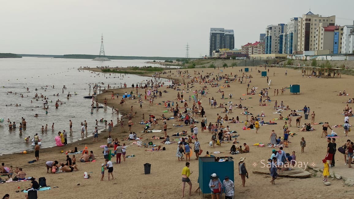 Фотофакт: Пляж в Якутске переполнен