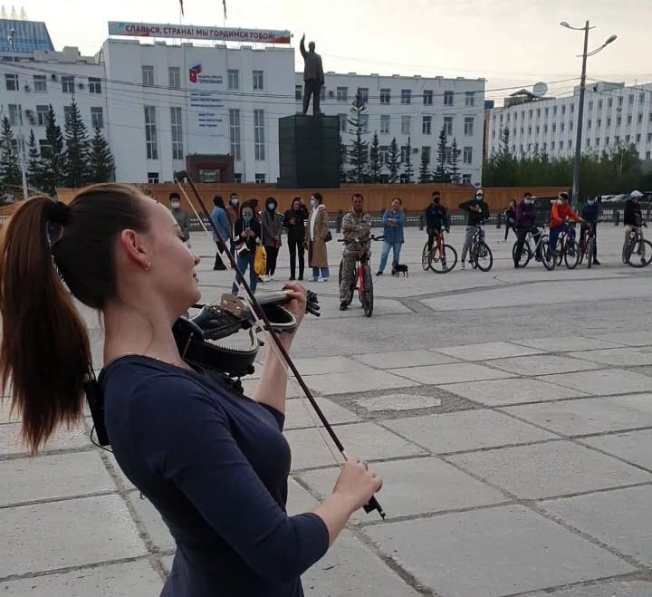 «Мне хватает на такси и перекус»,- уличная скрипачка Елена Березовская о заработке и популярности