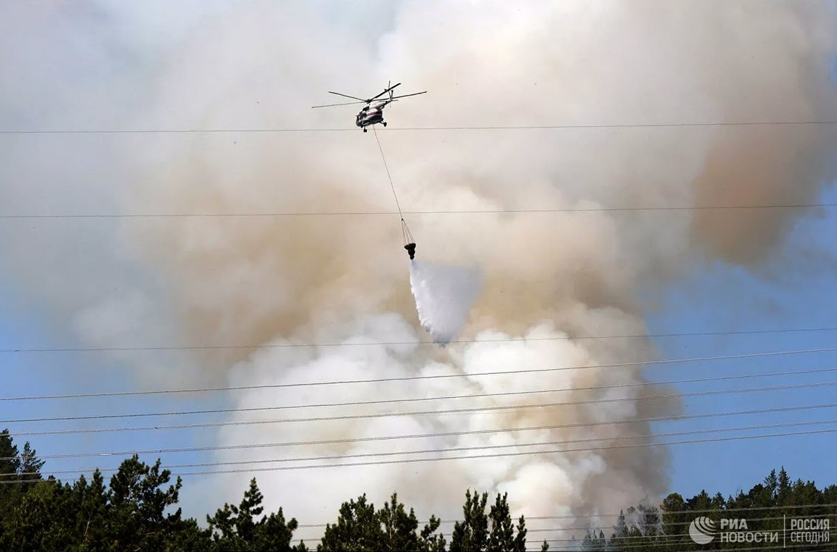 Вертолет МЧС прилетел на тушение лесного пожара в якутском поселке