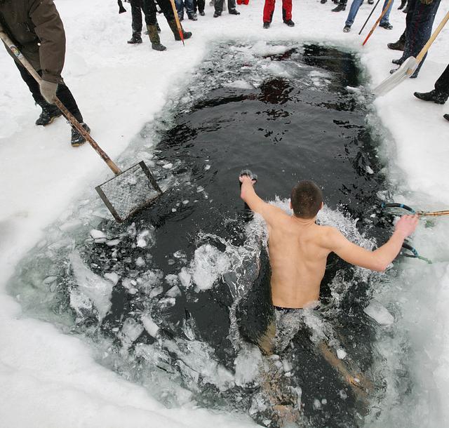 Китаец оторопел, увидев, как в Оймяконе купаются в мороз -70