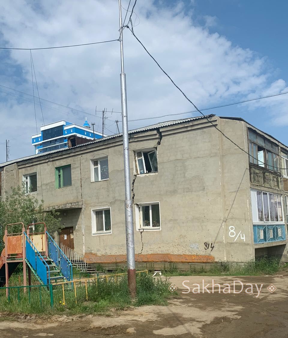На управляющую компанию, обслуживавшую треснувший дом в Якутске, заведено уголовное дело