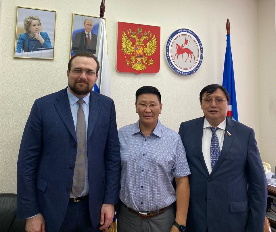 Сунтаар улууһун Аҕа баһылыга Анатолий Григорьев Уһук илин уонна Арктика сайдыытын миниистирин солбуйааччытын Александр Крутиковы көрүстэ