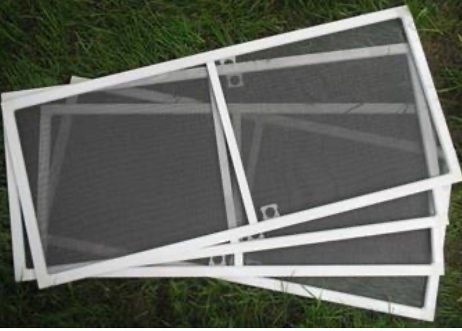 Трехлетняя девочка выпала из окна первого этажа в Якутске