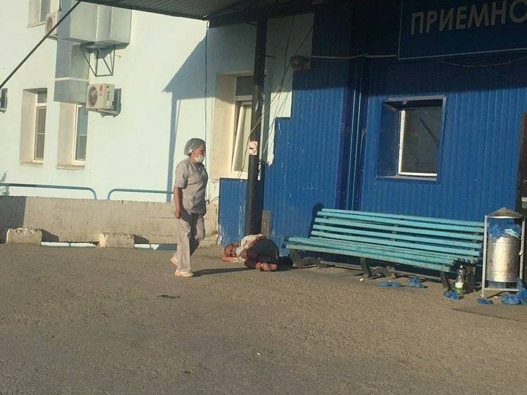 В РБ№2 прокомментировали фото лежащего рядом с приемным отделением пациента