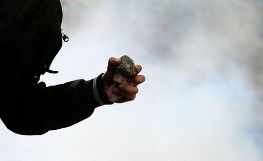 Пенсионер ударил знакомого камнем в лицо, приревновав к супруге