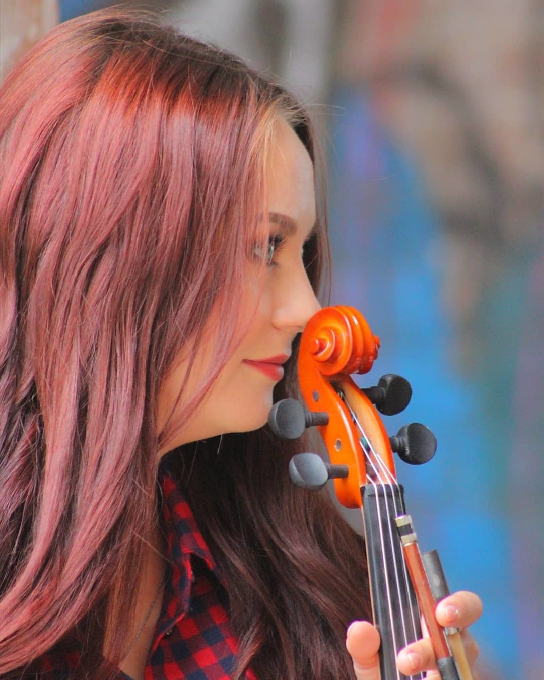 Видеофакт: Скрипачка Елена Березовская открыла сезон на площади Ленина