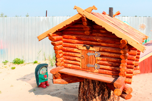 На детской площадке возле исправительной колонии № 6 появился Домик Бабы-яги