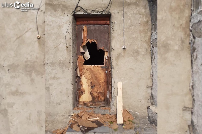 В Батагае медведь разнес в щепки входную дверь пустующего здания ТЦТР