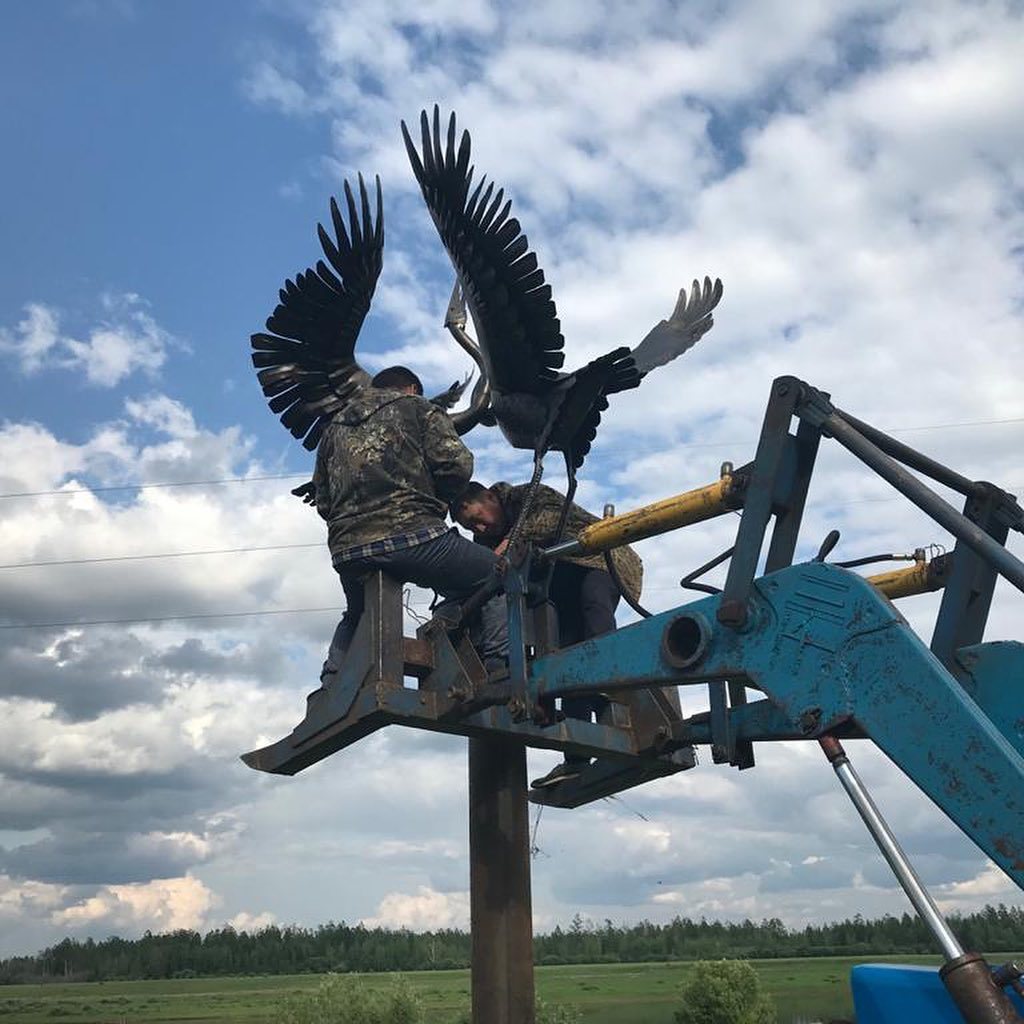 Фотофакт: В Якутии умельцы установили памятник стерху, сделанный из кузова машины
