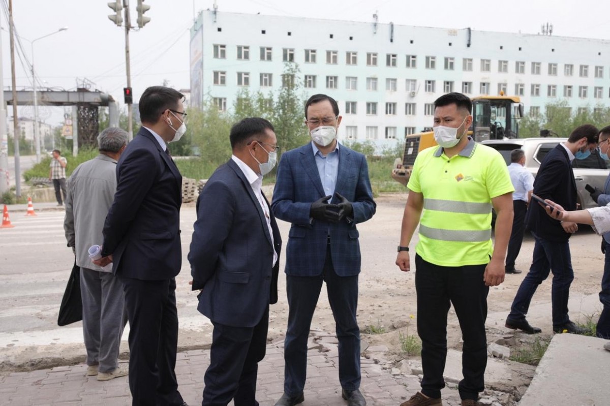 Айсен Николаев осмотрел дорожные работы на перекрестке улиц Пояркова-Курашова