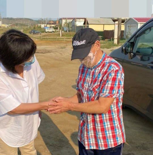 Мэр Якутска поблагодарила активного гражданина, моющего автобусные остановки