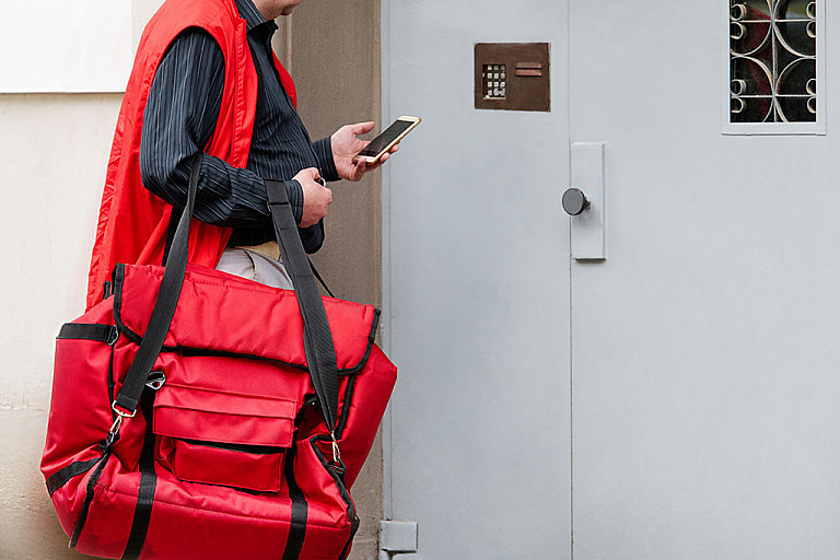 Шаману Габышеву предлагают работу курьера по доставке пиццы