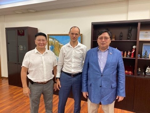 Глава Сунтарского района Анатолий Григорьев в Москве встретился с сенатором Александром Акимовым и 1-м замминистра образования Дмитрием Глушко